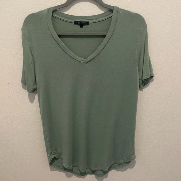 Tops - oversized soft green v-neck short sleeve tee small